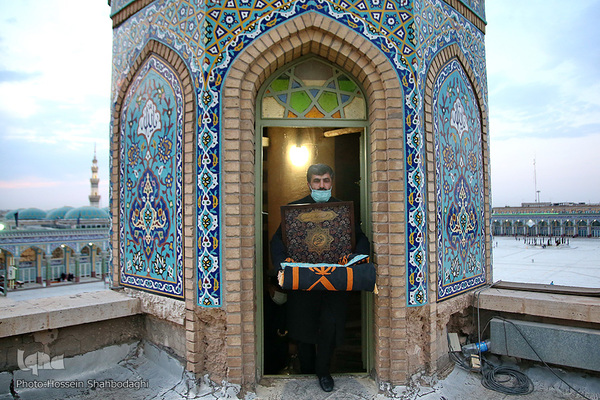 Fahne auf Kuppel der Dschamkarān-Moschee durch eine schwarze Trauerflagge ersetzt