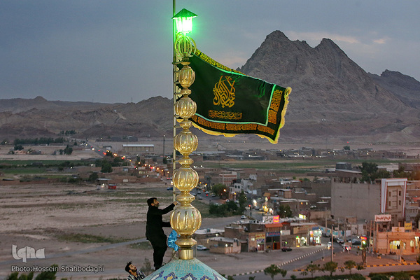 Fahne auf Kuppel der Dschamkarān-Moschee durch eine schwarze Trauerflagge ersetzt