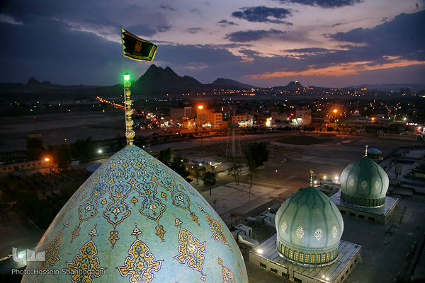 Fahne auf Kuppel der Dschamkarān-Moschee durch eine schwarze Trauerflagge ersetzt