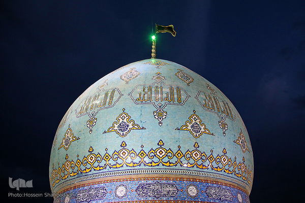 Fahne auf Kuppel der Dschamkarān-Moschee durch eine schwarze Trauerflagge ersetzt