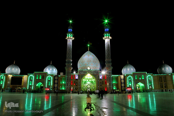 Fahne auf Kuppel der Dschamkarān-Moschee durch eine schwarze Trauerflagge ersetzt