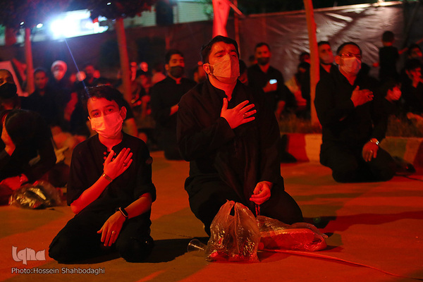Trauerfeier am Vorabend zu Tasu´a  unter freiem Himmel  in Qom