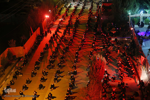 Trauerfeier am Vorabend zu Tasu´a  unter freiem Himmel  in Qom