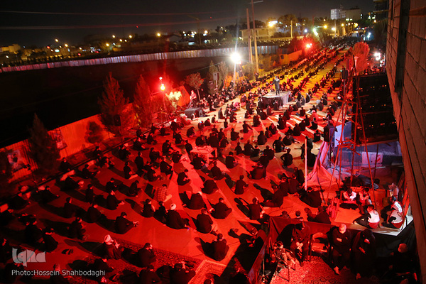 Trauerfeier am Vorabend zu Tasu´a  unter freiem Himmel  in Qom