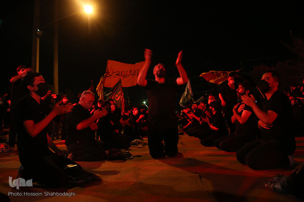 Trauerfeier am Vorabend zu Tasu´a  unter freiem Himmel  in Qom