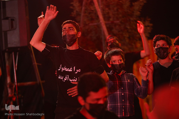 Trauerfeier am Vorabend zu Tasu´a  unter freiem Himmel  in Qom