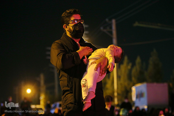 Trauerfeier am Vorabend zu Tasu´a  unter freiem Himmel  in Qom
