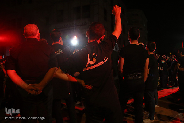 Trauerfeier am Vorabend zu Tasu´a  unter freiem Himmel  in Qom