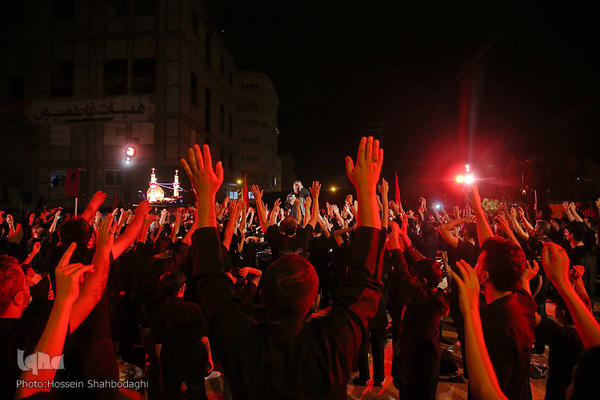 Trauerfeier am Vorabend zu Tasu´a  unter freiem Himmel  in Qom