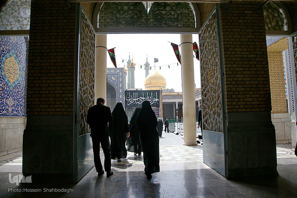 Schiiten begehen den Trauertag Tasu´a im Heiligen Schrein von Fatima Masuma