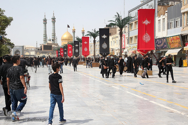 Schiiten begehen den Trauertag Tasu´a im Heiligen Schrein von Fatima Masuma