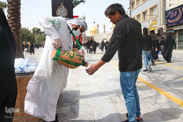 Schiiten begehen den Trauertag Tasu´a im Heiligen Schrein von Fatima Masuma