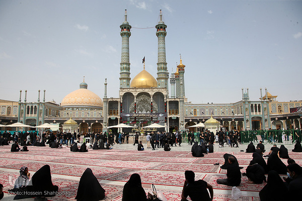 Schiiten begehen den Trauertag Tasu´a im Heiligen Schrein von Fatima Masuma