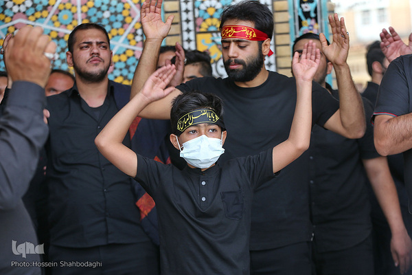 Schiiten begehen den Trauertag Tasu´a im Heiligen Schrein von Fatima Masuma