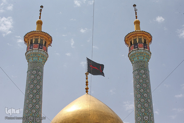 Schiiten begehen den Trauertag Tasu´a im Heiligen Schrein von Fatima Masuma