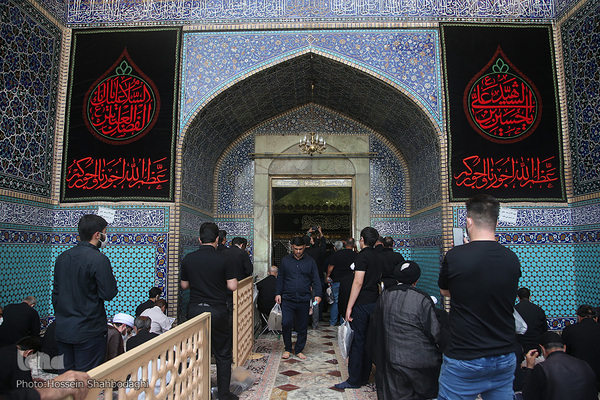 Schiiten begehen den Trauertag Tasu´a im Heiligen Schrein von Fatima Masuma