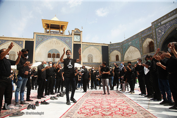 Schiiten begehen den Trauertag Tasu´a im Heiligen Schrein von Fatima Masuma