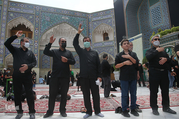Schiiten begehen den Trauertag Tasu´a im Heiligen Schrein von Fatima Masuma