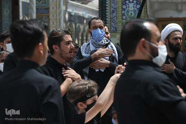 Schiiten begehen den Trauertag Tasu´a im Heiligen Schrein von Fatima Masuma