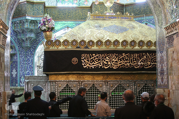 Schiiten begehen den Trauertag Tasu´a im Heiligen Schrein von Fatima Masuma