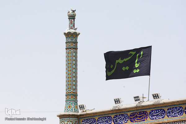 Schiiten begehen den Trauertag Tasu´a im Heiligen Schrein von Fatima Masuma