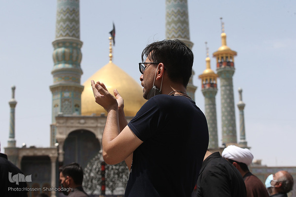 Schiiten begehen den Trauertag Tasu´a im Heiligen Schrein von Fatima Masuma