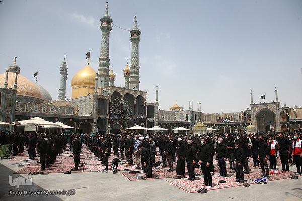 Schiiten begehen den Trauertag Tasu´a im Heiligen Schrein von Fatima Masuma