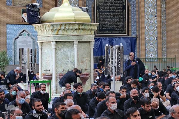 Schiiten begehen den Trauertag Tasu´a im Heiligen Schrein von Fatima Masuma