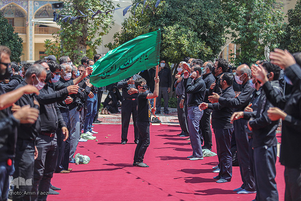 Schiiten begehen den Trauertag Tasu´a im Heiligen Schrein von Schah Tscheragh