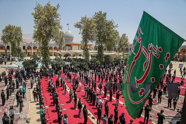 Schiiten begehen den Trauertag Tasu´a im Heiligen Schrein von Schah Tscheragh