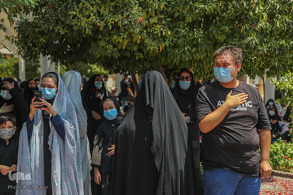 Schiiten begehen den Trauertag Tasu´a im Heiligen Schrein von Schah Tscheragh