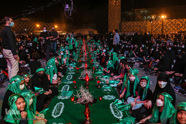 Lange Speisetafel zum Gedenken an „Ruqayya bint al Hussein“ gedeckt