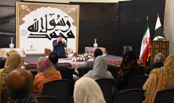 Iranischer Koranrezitator zu Gast in Pakistan