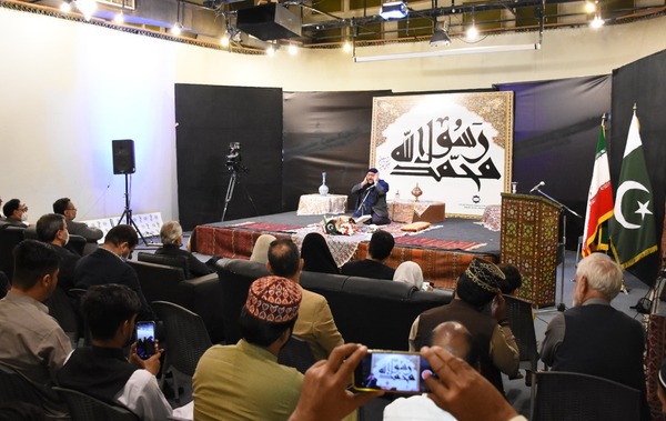 Iranischer Koranrezitator zu Gast in Pakistan