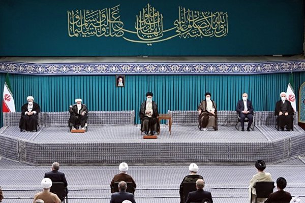 Teilnehmer der 35. Internationalen Konferenz zur Islamischen Einheit treffen sich mit Imam Chamenei