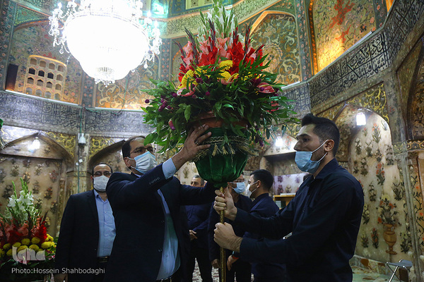 Heiliger Schrein von Fatima Masuma (s.a.) mit Blumen geschmückt