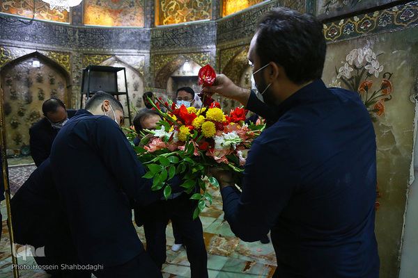 Heiliger Schrein von Fatima Masuma (s.a.) mit Blumen geschmückt