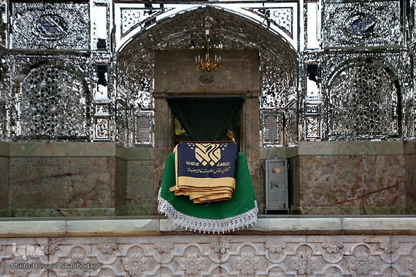 Schwarze Trauerflagge auf Kuppel des Heiligtums von Fatima Masuma