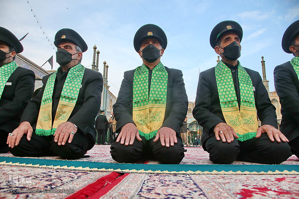 Schwarze Trauerflagge auf Kuppel des Heiligtums von Fatima Masuma