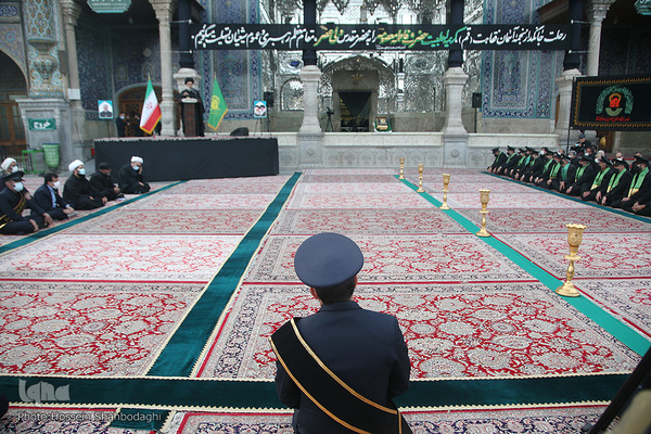 Schwarze Trauerflagge auf Kuppel des Heiligtums von Fatima Masuma