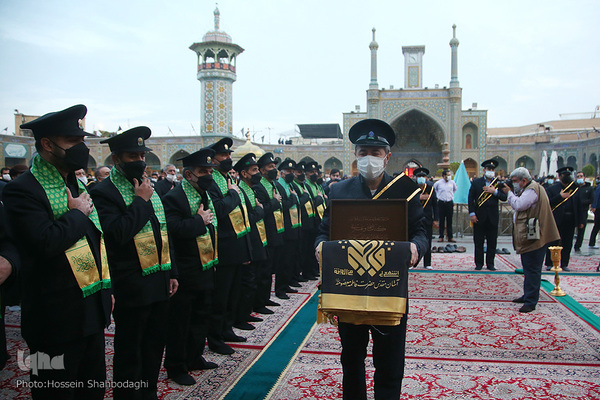 Schwarze Trauerflagge auf Kuppel des Heiligtums von Fatima Masuma