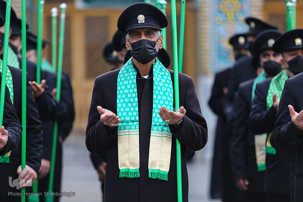 Zum Todestag von Fatima Masuma (s.a.) fegen Diener die Innenhöfe mit Besen