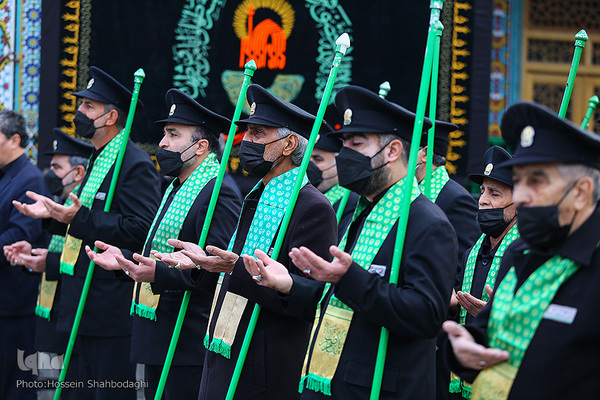 Zum Todestag von Fatima Masuma (s.a.) fegen Diener die Innenhöfe mit Besen