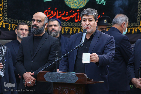 Zum Todestag von Fatima Masuma (s.a.) fegen Diener die Innenhöfe mit Besen