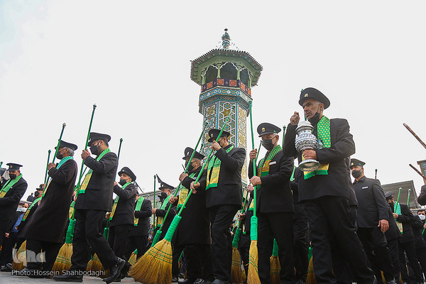 Zum Todestag von Fatima Masuma (s.a.) fegen Diener die Innenhöfe mit Besen