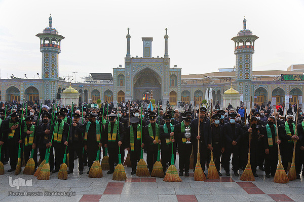 Zum Todestag von Fatima Masuma (s.a.) fegen Diener die Innenhöfe mit Besen