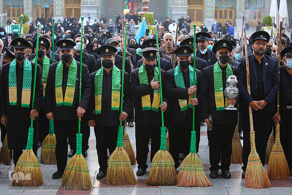 Zum Todestag von Fatima Masuma (s.a.) fegen Diener die Innenhöfe mit Besen