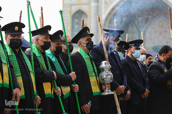 Zum Todestag von Fatima Masuma (s.a.) fegen Diener die Innenhöfe mit Besen