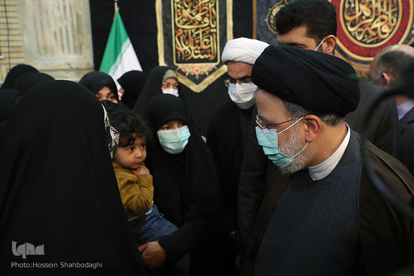 Ebrahim Raisi trifft Familien der Märtyrer in Qom