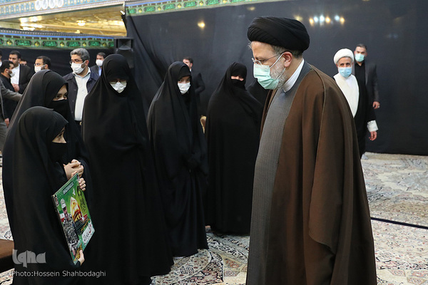 Ebrahim Raisi trifft Familien der Märtyrer in Qom